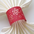 Detalle de servilletero de papel con copo de nieve rojo cortado con láser - Rojo Perlado