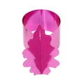 Detalle macro del servilletero rojo rosa con un diseño decorativo de hoja en 3D - 17.8CM / Polvo para uñas