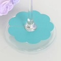 Vista macro de marcadores de papel turquesa en forma de flor para copas en fiestas y bodas - 7cm / Azul Tiffany