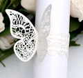 Détail d'un rond de serviette papillon découpé au laser avec motifs en dentelle - Blanc