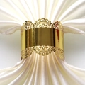 Détail macro d'un rond de serviette doré avec motif dentelle pour décor de mariage - Or Miroir