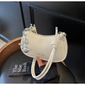 Détail du sac blanc en similicuir plissé avec breloques argentées et logo - Blanc cassé (Avec Pendentif)