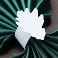 Détail d'un rond de serviette en papier blanc en forme de feuille sur satin vert foncé - 17.8CM / Blanc