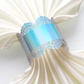 Vue détaillée du rond de serviette violet irisé découpé au laser avec motif dentelle chic - Iridescent miroir