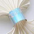 Vue macro d'un rond de serviette irisé découpé au laser avec motifs floraux de mariage - Iridescent miroir