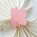 Gros plan d'un rond de serviette en forme de feuille d'érable rose nacré sur soie - 17.8CM / Rose