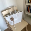 Sac fourre-tout blanc à motif crocodile avec breloque ours en peluche et ruban rayé - Blanc avec pendentif