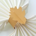 Gros plan d'un rond de serviette feuille dorée sur une serviette en satin blanc - 17.8CM / Or