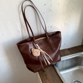 Sac fourre-tout marron foncé effet crocodile avec breloque ours et fines lanières - Café avec Pendentif