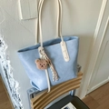 Sac cabas bleu clair à motif crocodile avec breloque ours et pompon coloré tendance - Bleu avec Pendentif