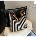 Grand sac cabas en toile rayée avec anses en cuir marron sur une chaise - Noir