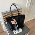 Sac cabas noir à motif crocodile avec pendentif ours et détails de charme tissés - Noir avec pendentif