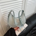Sac hobo bleu clair avec texture tressée et plaque métallique argentée élégante - Bleu
