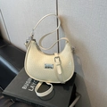 Sac demi-lune beige chic avec texture tressée et garnitures métalliques argentées - Blanc