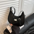 Sac baguette demi-lune tressé noir avec détails argentés et bandoulière réglable - Noir