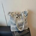 Sac fourre-tout vichy noir et blanc avec bordure à volants et détails tissés - Gris