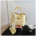 Sac seau jaune clair avec dentelle délicate et breloques de nœuds en perles - Jaune avec Pendentif