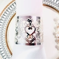 Rond de serviette coeur en argent poli avec motifs floraux découpés au laser sur assiette - Argent Réfléchissant