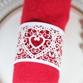 Ronds de serviette en forme de cœur découpé au laser blanc sur serviette rouge - Blanc