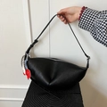 Borsa a mezzaluna in pelle nera martellata con ciondolo rosso e base plissettata - Con Ciondolo / Nero con ciondolo
