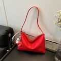 Sac hobo rouge en cuir à motif litchi avec charmant pendentif éléphant en cuir souple - Rouge avec Pendentif