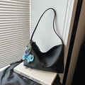 Sac hobo pour femme en cuir noir à motif litchi avec un pendentif éléphant vert - Noir avec pendentif