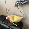 Borsa a mezzaluna in pelle martellata gialla con ciondolo a elefante e tracolla regolabile - Con Ciondolo / Giallo con Ciondolo