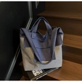 Dettaglio di una borsa tote in tela a righe di grande capacità con doppi manici su scale - Taglia unica / Quadri Neri e Blu