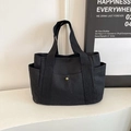 Versatile borsa tote in tela nera con tasche laterali e tasca frontale con bottone per uso diario - Nero