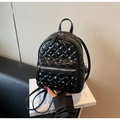 Gros plan du mini sac à dos matelassé noir avec détails en strass et double fermeture éclair - Noir