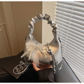 Gros plan d'un sac argenté en PU avec nœud en dentelle de perles et bandoulière chaîne - Argent (Avec Pendentif)