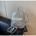 Détail d'un mini sac à dos argenté métallisé avec motif matelassé et strass brillants - Argenté