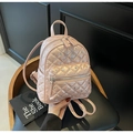 Détail du mini sac à dos rose matelassé avec strass brillants et bretelles réglables - Rose