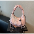 Détail du sac dumpling rose clair avec poignée plissée, nœud perlé et bandoulière - Rose avec pendentif