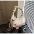 Détail du sac dumpling blanc avec pendentif perle et bandoulière en chaîne - Blanc Cassé Avec Pendentif