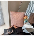 Détail d'un sac seau rose tressé avec pendentif poupée cartoon et chaîne en perles blanches - Rose (Avec Pendentif)