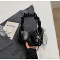 Détail de la poignée froncée et du sac nuage noir avec chaîne argentée et foulard en dentelle - Noir avec pendentif