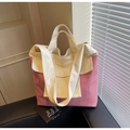 Grand sac fourre-tout en toile à carreaux rouges avec poche avant beige sur canapé - Carreaux Roses