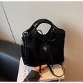 Détail du sac à main noir brillant avec cordon noeud et perles métalliques argentées - Noir