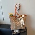 Sac cabas en paille avec bandoulières en cuir marron et nœud en dentelle blanche - Marron