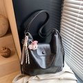 Sac cabas chic en cuir PU noir avec breloque ours en peluche et pompon tissé - Avec Pendentif / Noir