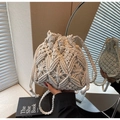 Vue détaillée du sac seau bohème en macramé tissé main avec cordon à perles en bois - Beige