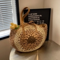 Sac fourre-tout évidé en paille tissée avec anses en cuir marron et motif circulaire - café