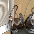 Grand sac cabas en cuir marron avec charme en peluche et bandoulière réglable - Avec Pendentif / Marron