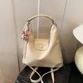 Sac hobo chic blanc crème avec un joli pendentif ours en peluche sur une pile de livres - Avec Pendentif / Blanc