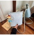 Sac seau bleu clair tressé avec chaîne en perles et petit pendentif décoratif - Bleu (Avec Pendentif)