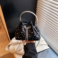 Sac seau matelassé noir élégant avec strass, poignée anneau et détail cordon perle - Noir avec poignée