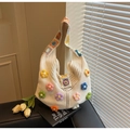 Borsa tote in maglia color crema fatta a mano con fiori 3D colorati e tracolla decorata - Bianco Sporco