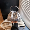 Sac seau argenté matelassé avec strass, chaîne en métal et élégantes perles de charme - Argent Avec Poignée