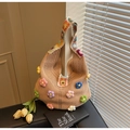 Borsa in maglia beige con fiori all'uncinetto 3D e tracolla in stile granny square - Cachi